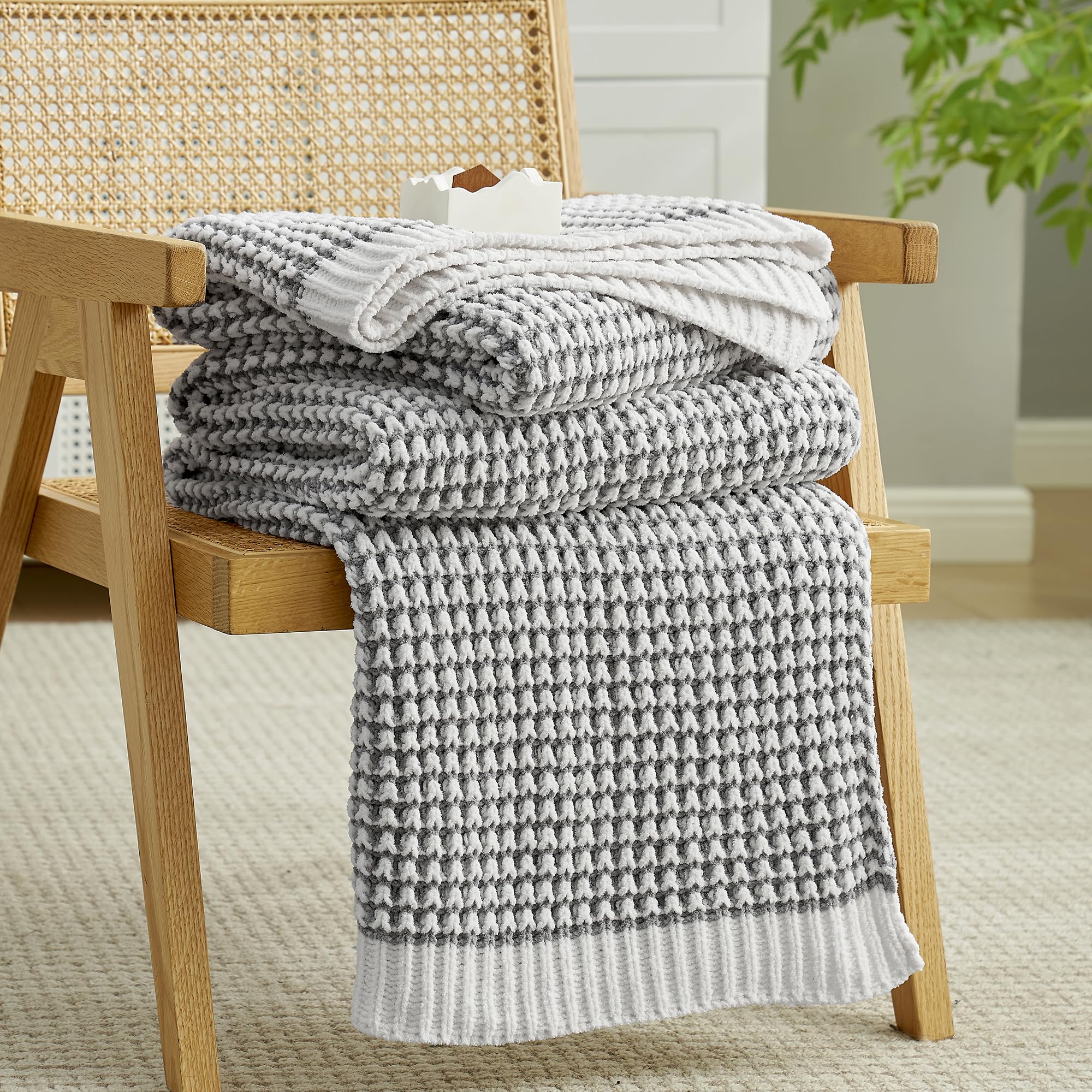 Amélie Home Knit Throw Blanket, Soft Chenille Cozy Breathable Dual Tone Checkered Chunky Decorative Blanket for Couch, Bed & Sofa, French-Inspired Lightweight Warm Gift for Women, Beige, 50"x60"