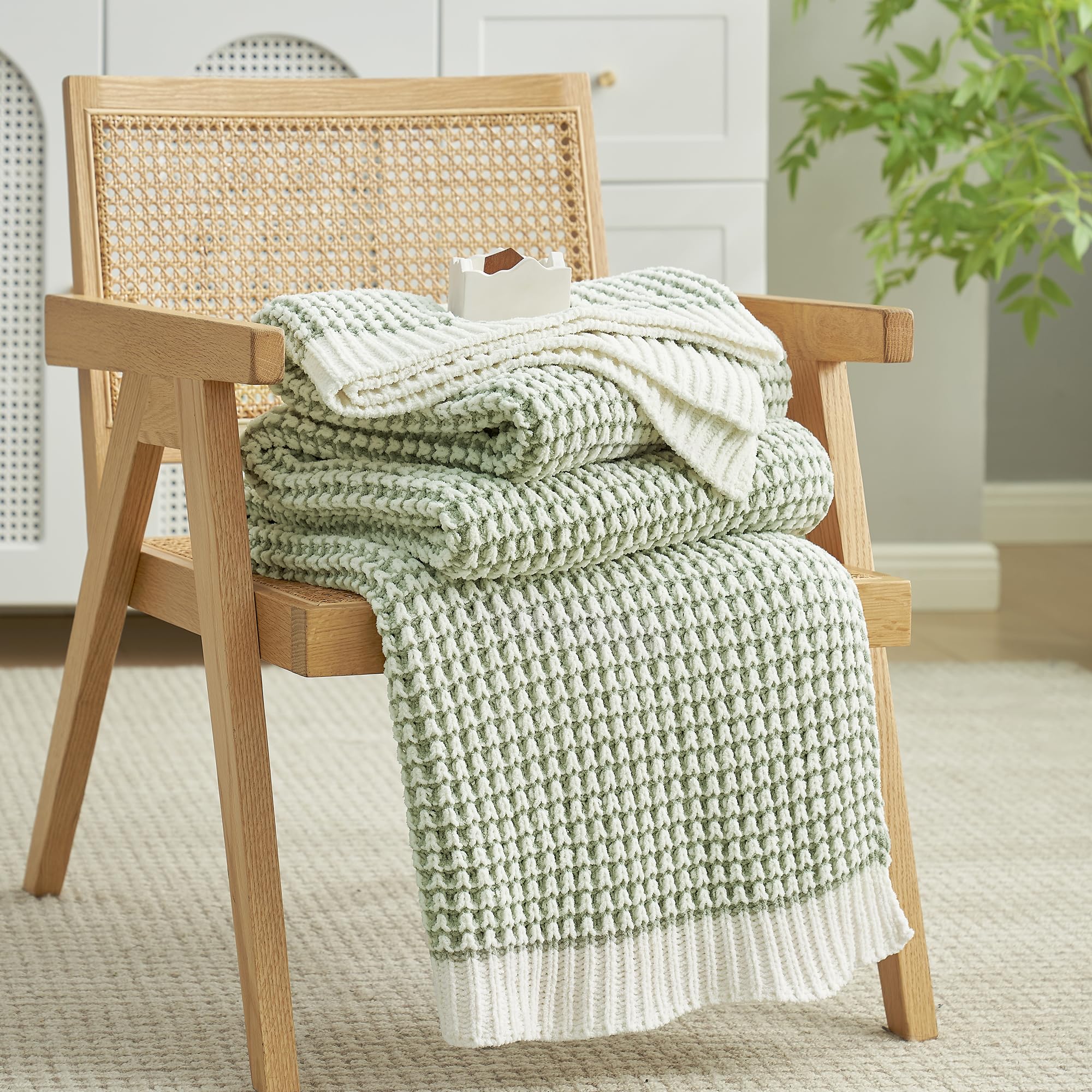 Amélie Home Knit Throw Blanket, Soft Chenille Cozy Breathable Dual Tone Checkered Chunky Decorative Blanket for Couch, Bed & Sofa, French-Inspired Lightweight Warm Gift for Women, Beige, 50"x60"