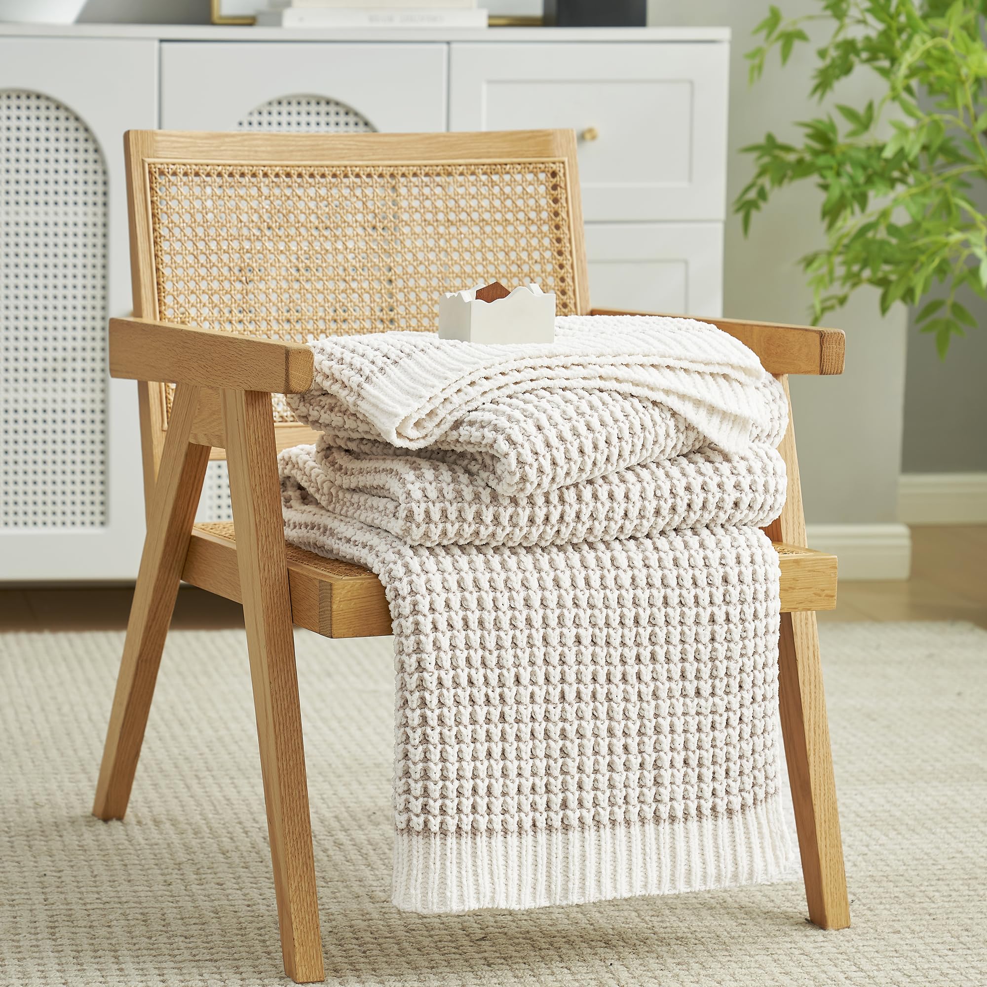 Amélie Home Knit Throw Blanket, Soft Chenille Cozy Breathable Dual Tone Checkered Chunky Decorative Blanket for Couch, Bed & Sofa, French-Inspired Lightweight Warm Gift for Women, Beige, 50"x60"